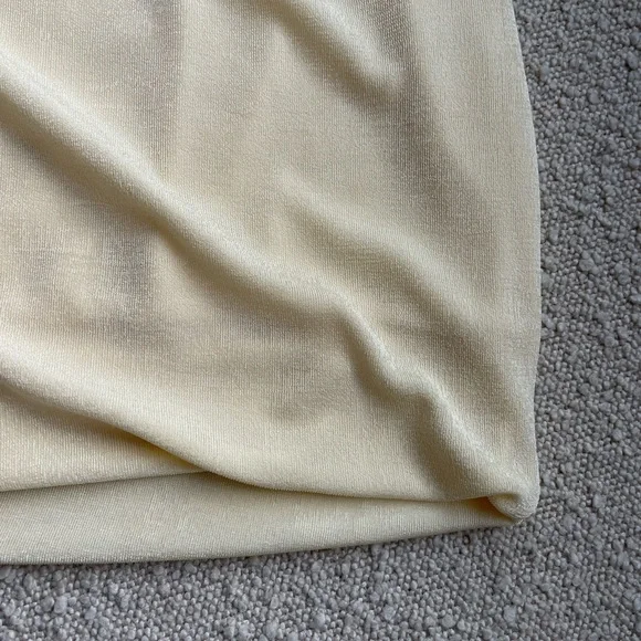 With Jean Dani dress in pearly yellow - Picture 6 of 8